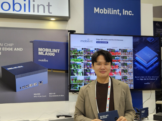 신동주 모빌린트 대표가 'MWC 2024'에서 꾸린 전시 부스에서 포즈를 취하고 있다. 김나인 기자